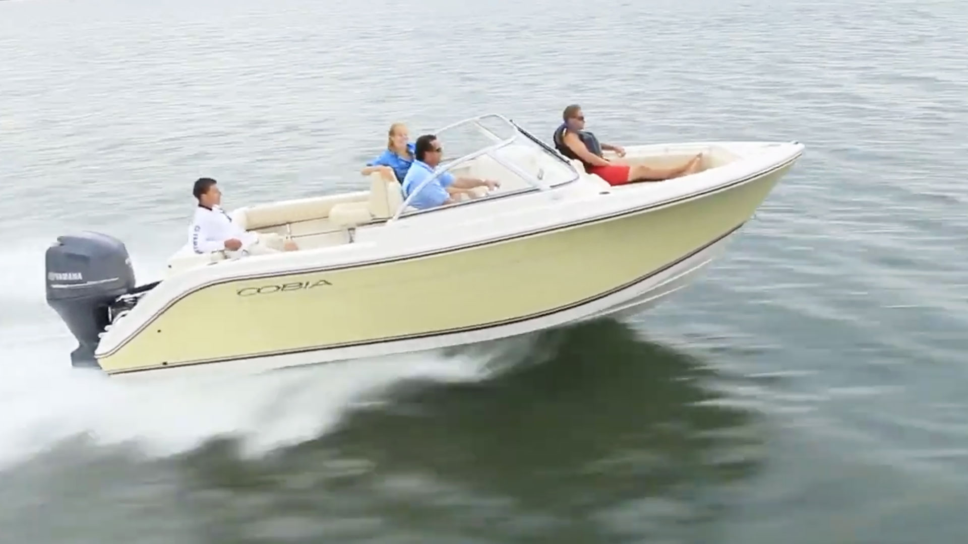 220 dc boat on water